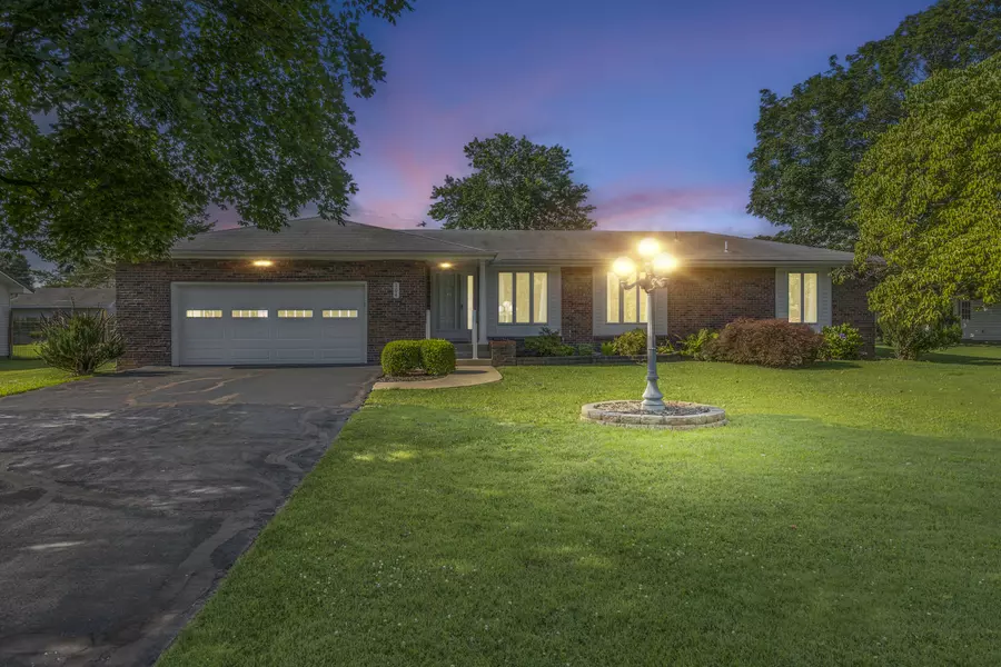 104 E Meadowbrook Avenue, Clever, MO 65631