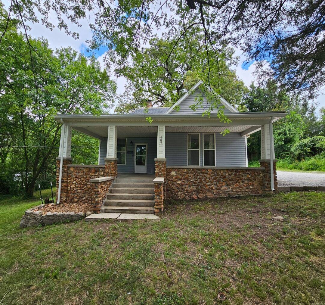 609 S College Street, Neosho, MO 64850