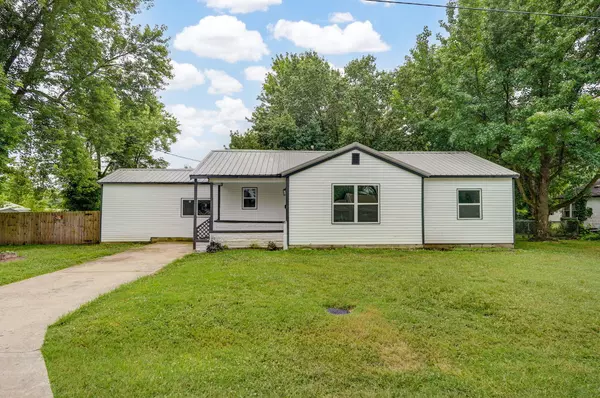 12 E Hawthorne Street, Aurora, MO 65605