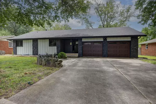 3224 W Whiteside Street, Springfield, MO 65807