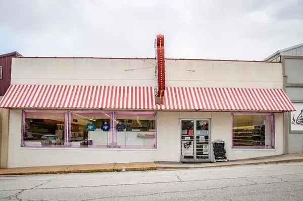 124 W Washington Avenue, Ava, MO 65608