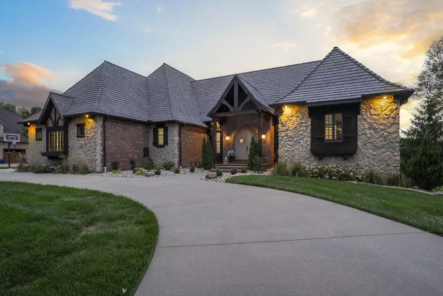 5613 S Dunrobin Drive, Springfield, MO 65809