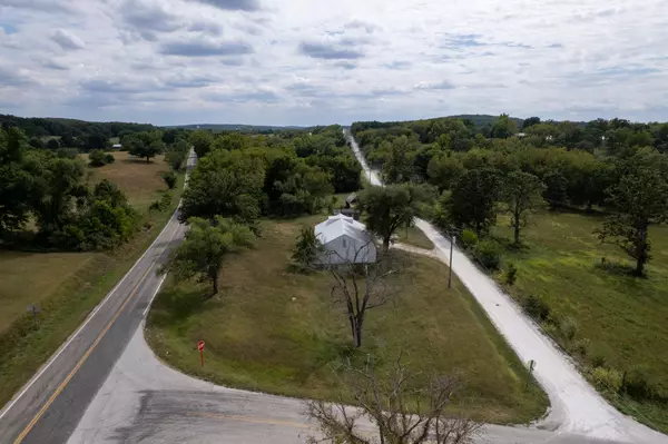 Dunnegan, MO 65640,3818 S 28th Road #B