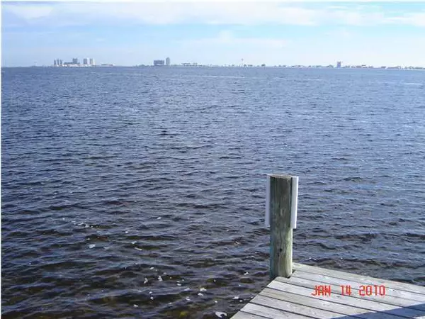 Navarre, FL 32566,7521 N Shore Drive