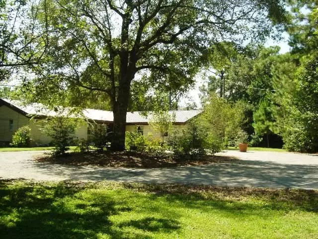 Defuniak Springs, FL 32433,104 LAKE Court