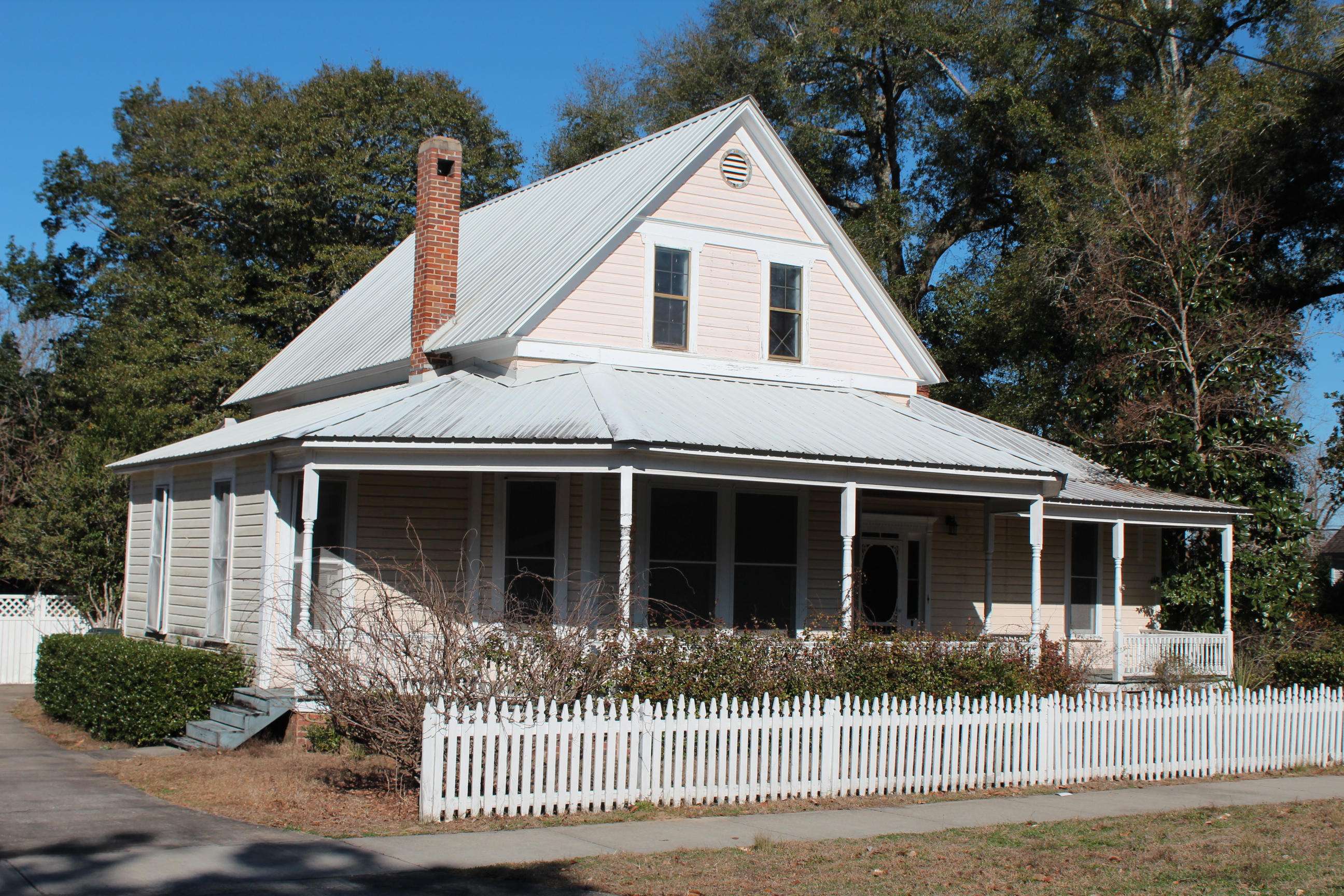 Defuniak Springs, FL 32435,97 Live Oak Avenue
