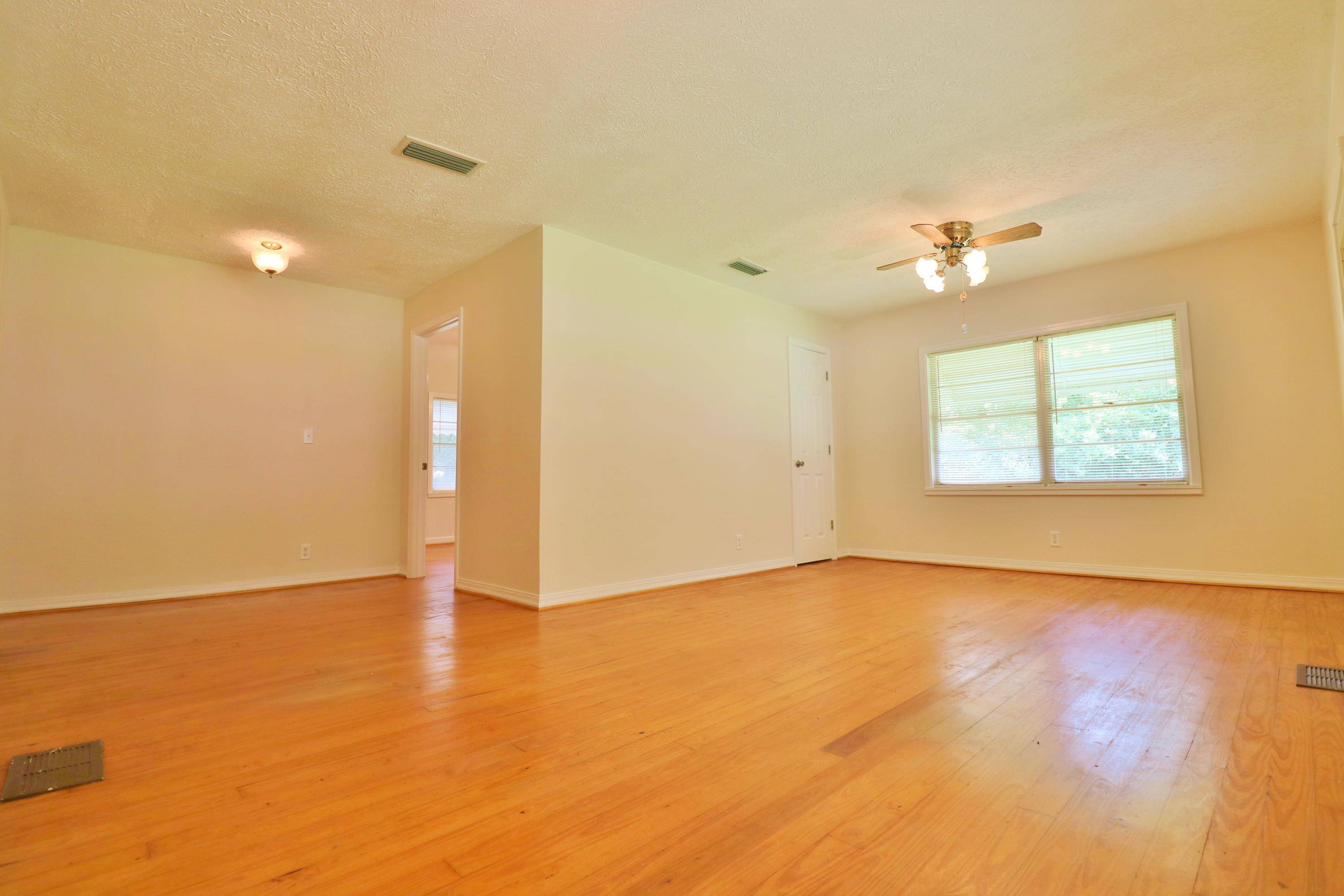 Chipley, FL 32428,586 N 5TH Street