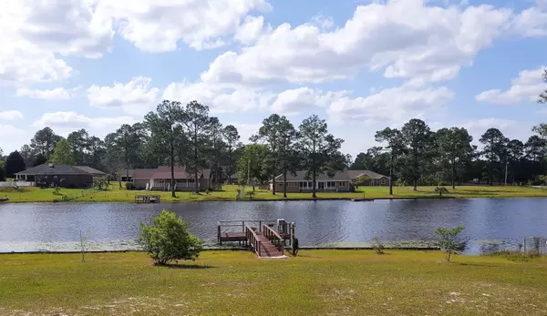 1027 10 Lake Drive, Defuniak Springs, FL 32433