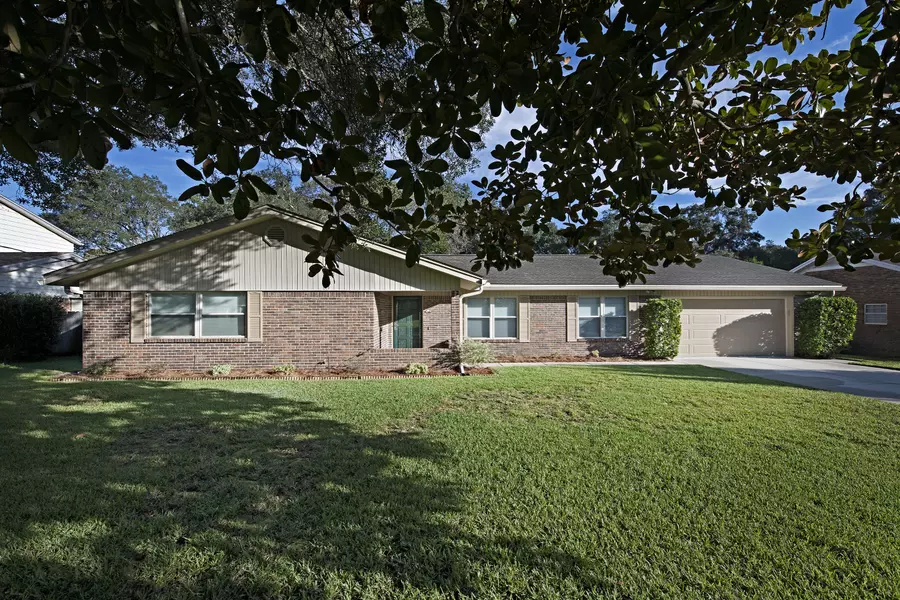 10 Elkwood Court, Shalimar, FL 32579