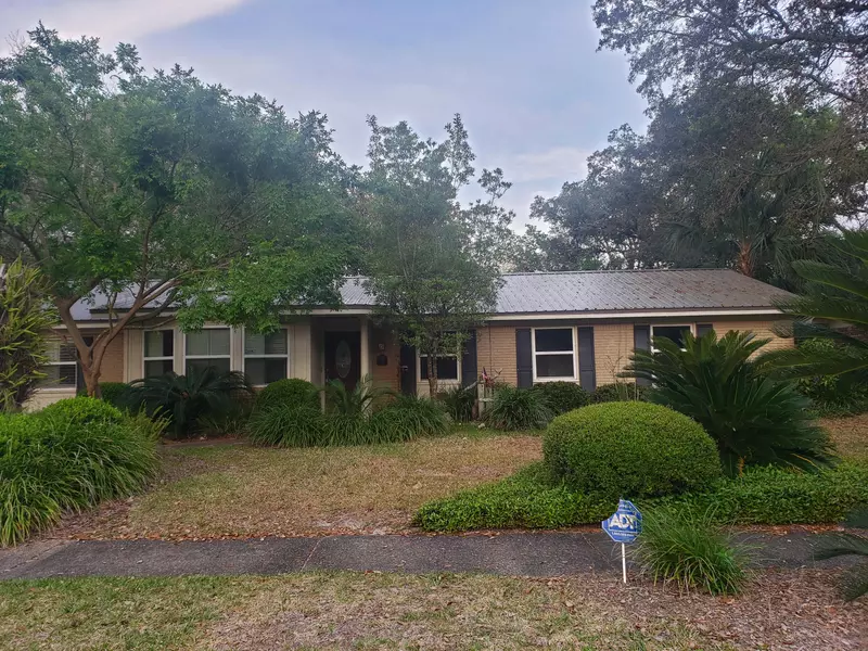 12 NE Cambridge Avenue, Fort Walton Beach, FL 32547