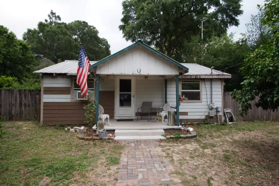 697 E Cobb Avenue, Crestview, FL 32539