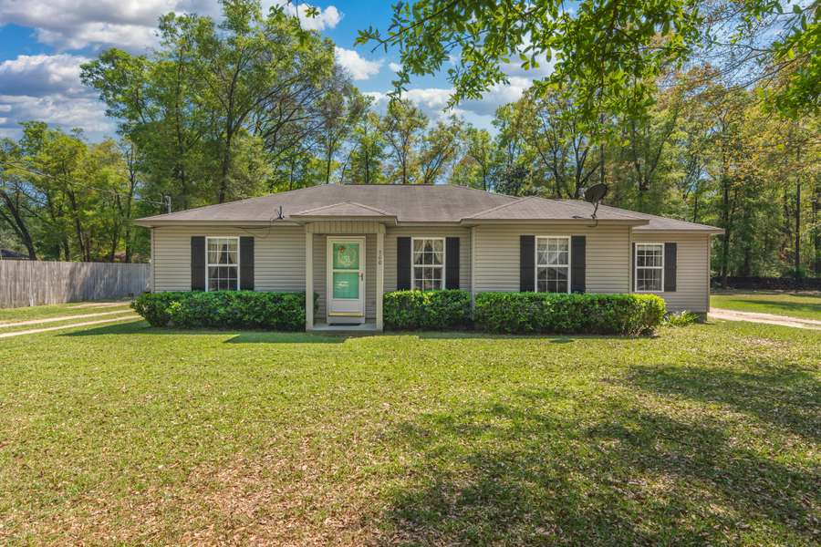 560 Autumn Avenue, Holt, FL 32564