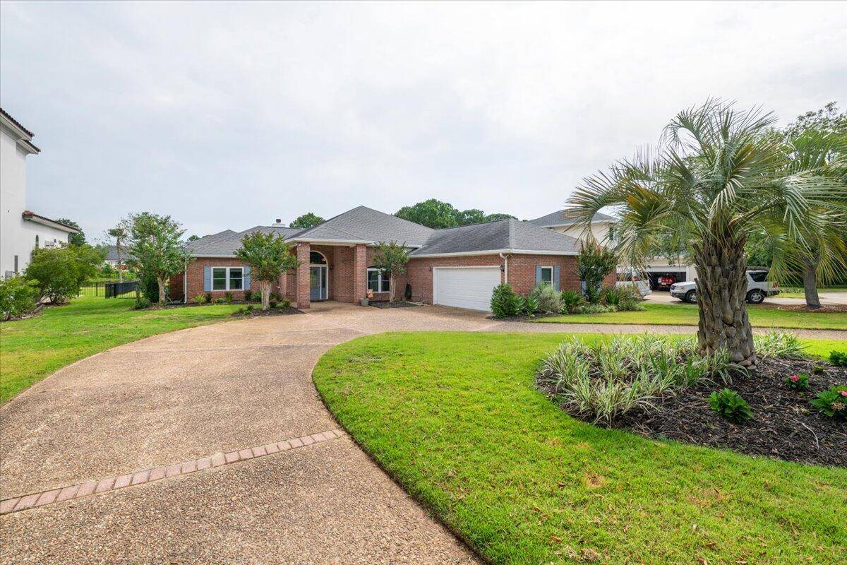 Destin, FL 32541,128 W Country Club Drive
