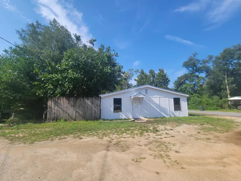 129 W Live Oak Avenue, Defuniak Springs, FL 32435