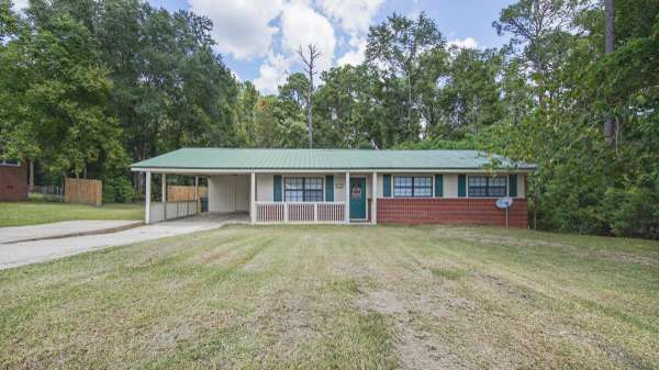 156 Oaklawn Square,  Defuniak Springs,  FL 32435