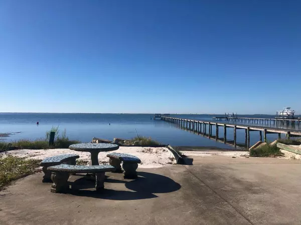 Gulf Breeze, FL 32563,1733 E Smugglers Cove Drive