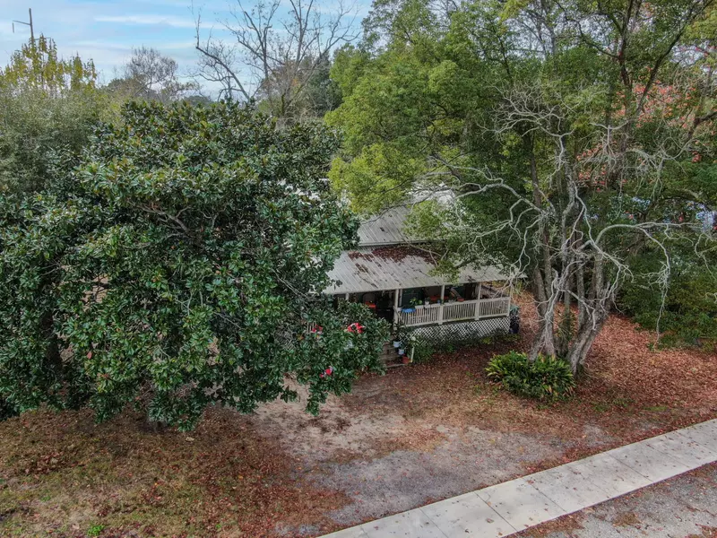 563 W Live Oak Avenue, Defuniak Springs, FL 32435