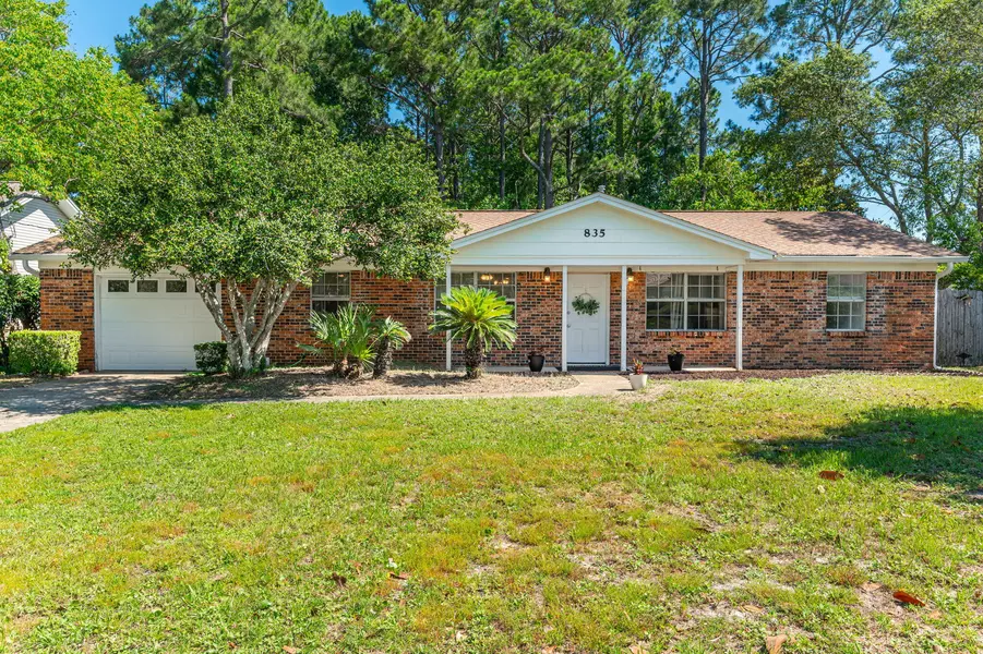 835 Blvd De L Orleans, Mary Esther, FL 32569