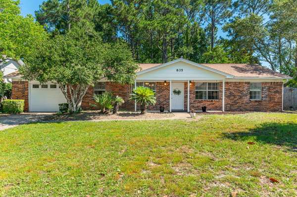 835 Blvd De L Orleans,  Mary Esther,  FL 32569