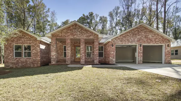 226 Lake Juniper Circle, Defuniak Springs, FL 32433