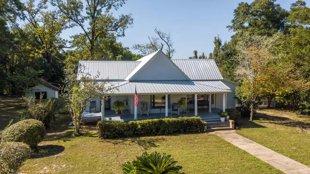 28 E Live Oak Avenue, Defuniak Springs, FL 32435