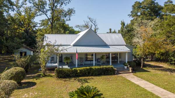 28 E Live Oak Avenue,  Defuniak Springs,  FL 32435