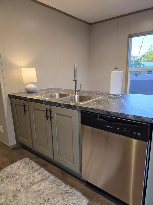 Defuniak Springs, FL 32433,223 E Juniper Avenue