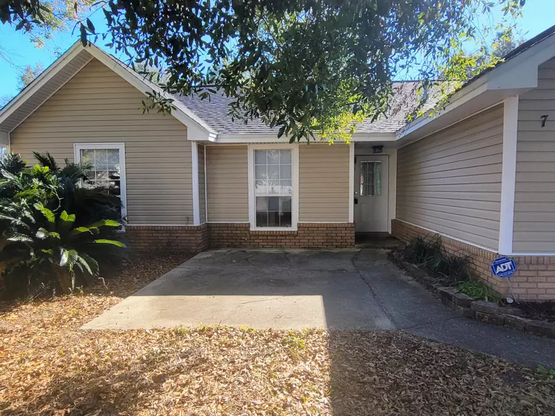 7 Holly Road, Crestview, FL 32539