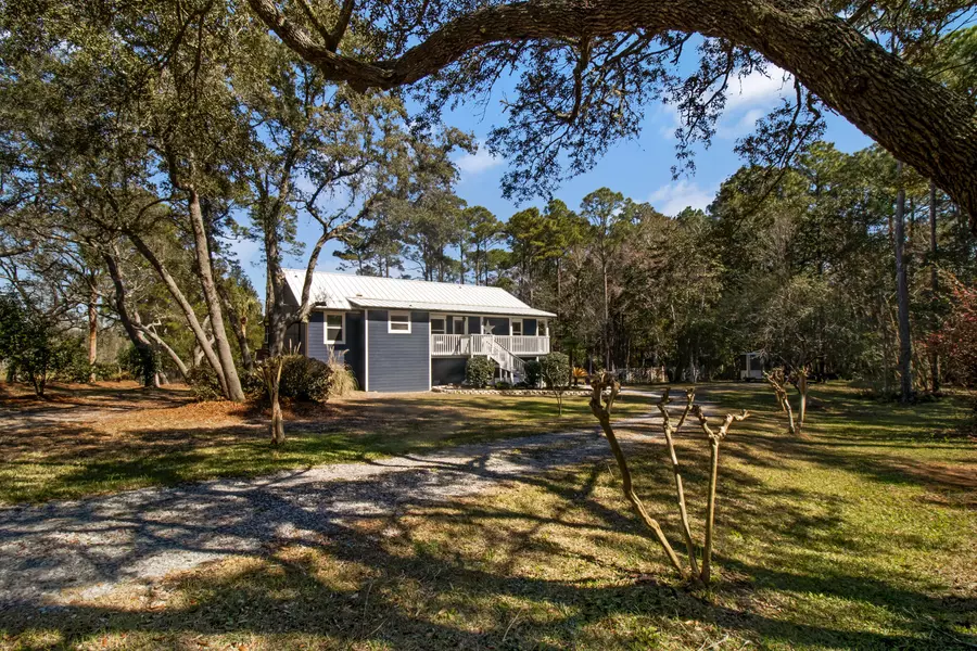 8840 Sand Pine Drive, Navarre, FL 32566