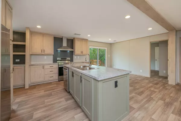 Defuniak Springs, FL 32433,232 Amaryllis Lane