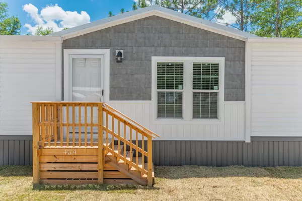 Defuniak Springs, FL 32433,454 Bass Haven Drive