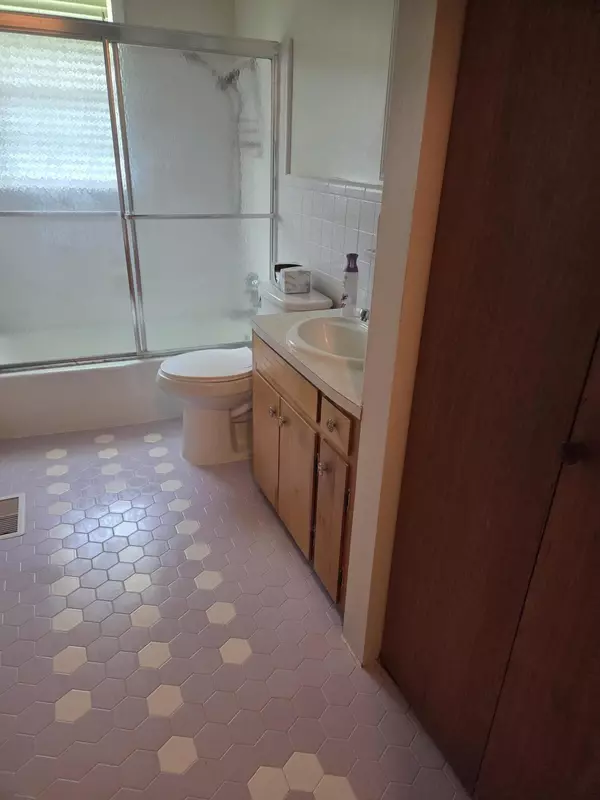 Chipley, FL 32428,814 Maple Street Street