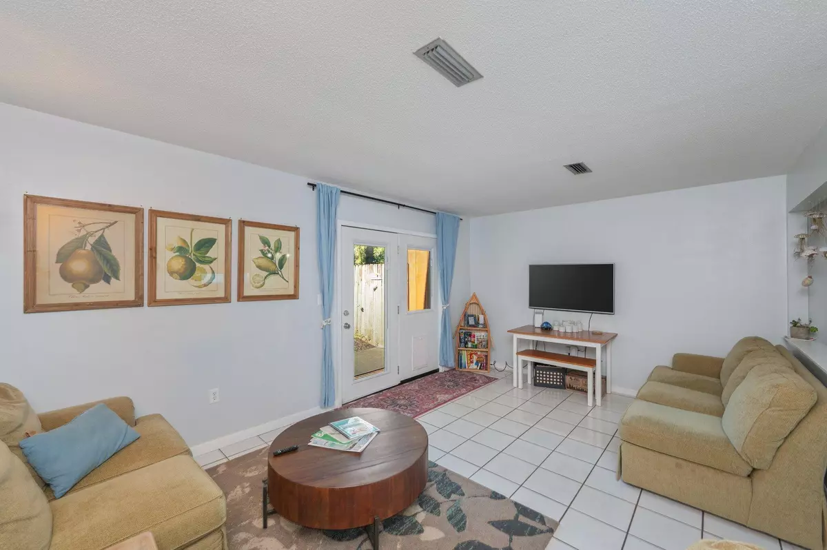 Fort Walton Beach, FL 32548,208 3rd Street  #J