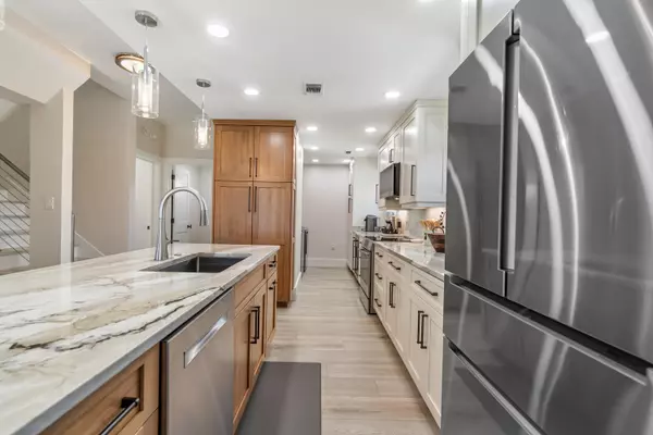 Pensacola Beach, FL 32561,1299 Fort Pickens Road  #28