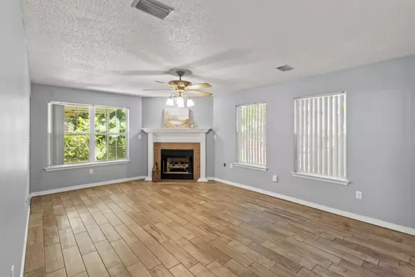 Fort Walton Beach, FL 32547,933 Scenic Oak Lane