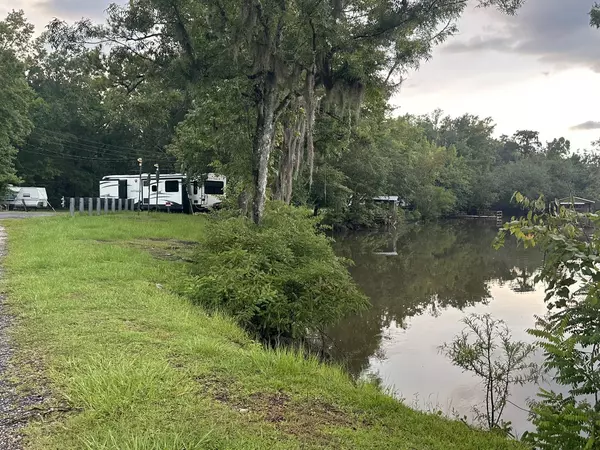 Wewahitchka, FL 32465,238 Riverside Circle