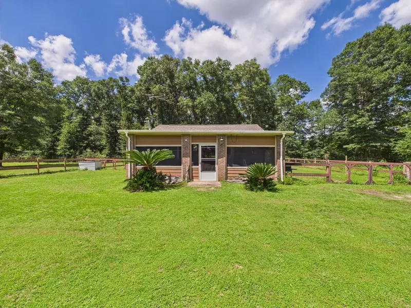 1052 Whitehead Drive, Holt, FL 32564