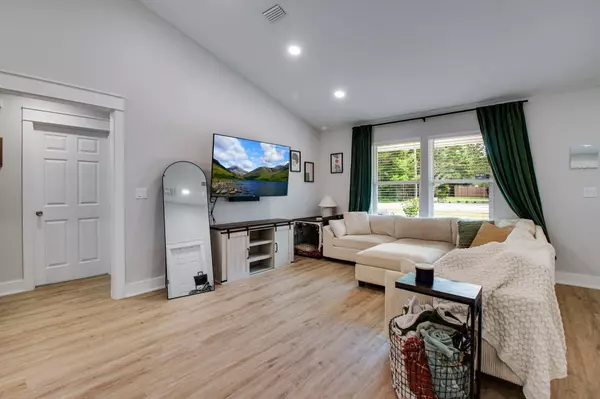 Defuniak Springs, FL 32433,43 E Crocus Avenue