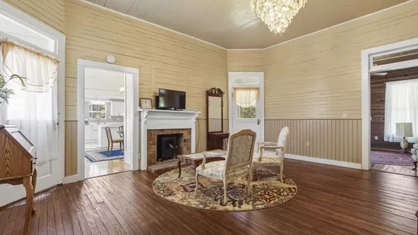 Defuniak Springs, FL 32433,510 Railroad Avenue