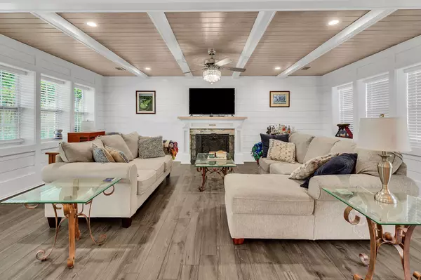 221 S Lorraine Drive, Mary Esther, FL 32569