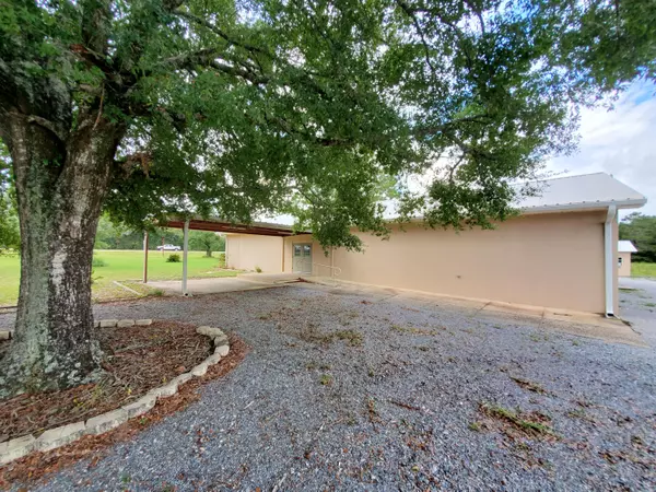 47 Dr Roberts Drive, Defuniak Springs, FL 32433