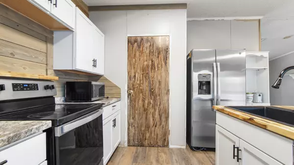 Defuniak Springs, FL 32433,607 E TIGER LILY LN Lane