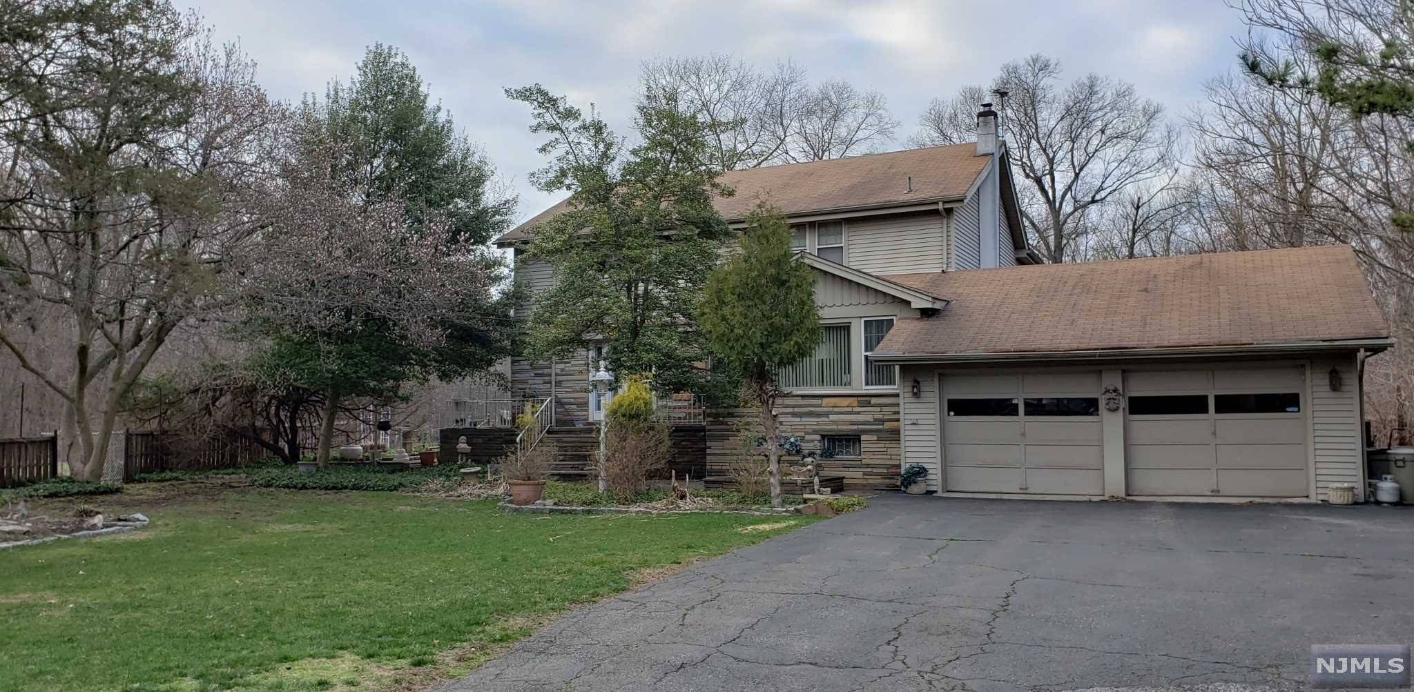 78 Camp LN, Fairfield, NJ 07004
