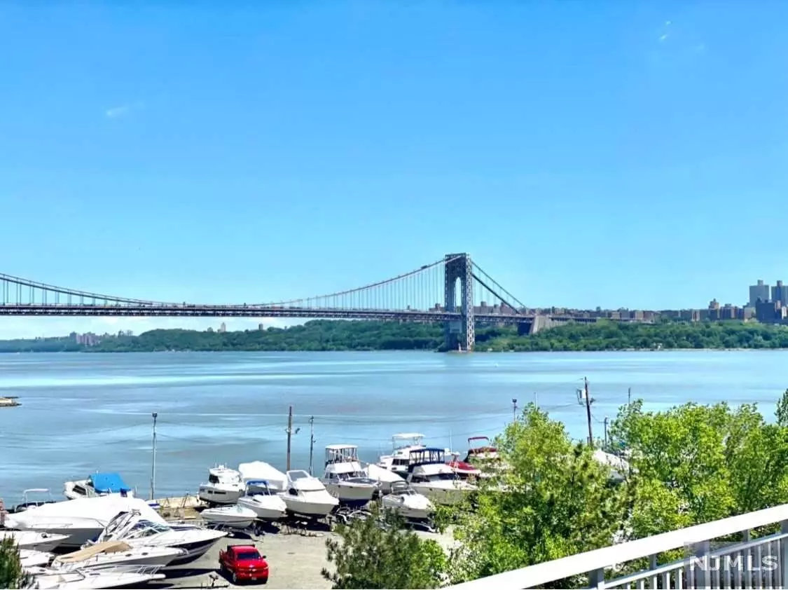Edgewater, NJ 07020,19 Vela WAY