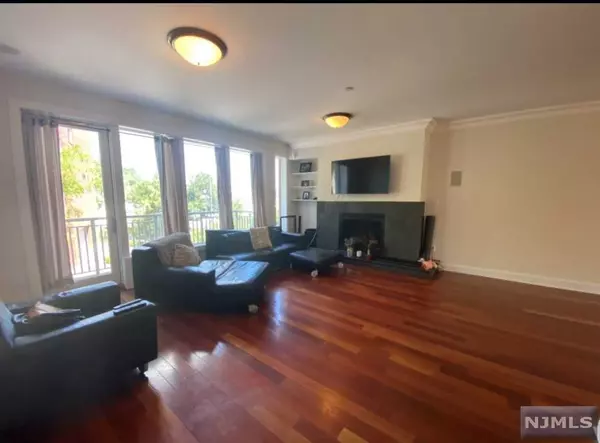 Edgewater, NJ 07020,19 Vela WAY