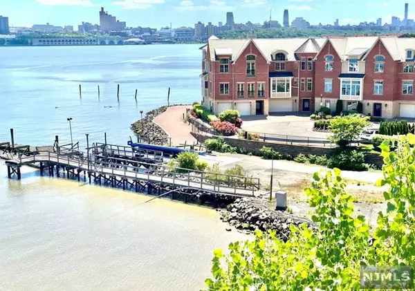 Edgewater, NJ 07020,19 Vela WAY