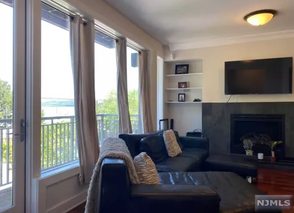 Edgewater, NJ 07020,19 Vela WAY