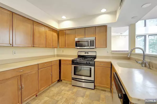 Secaucus, NJ 07094,720 Mainsail LN