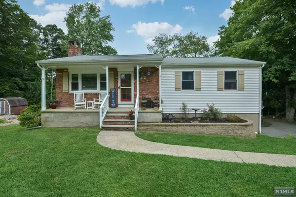 42 Larchmont DR, West Milford, NJ 07421