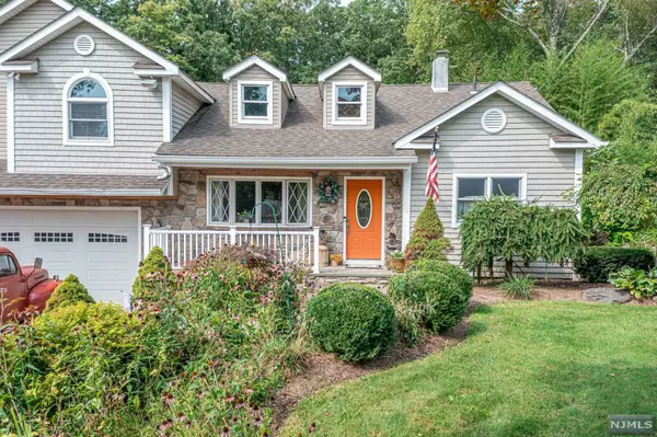 43 Hilltop RD, West Milford, NJ 07435